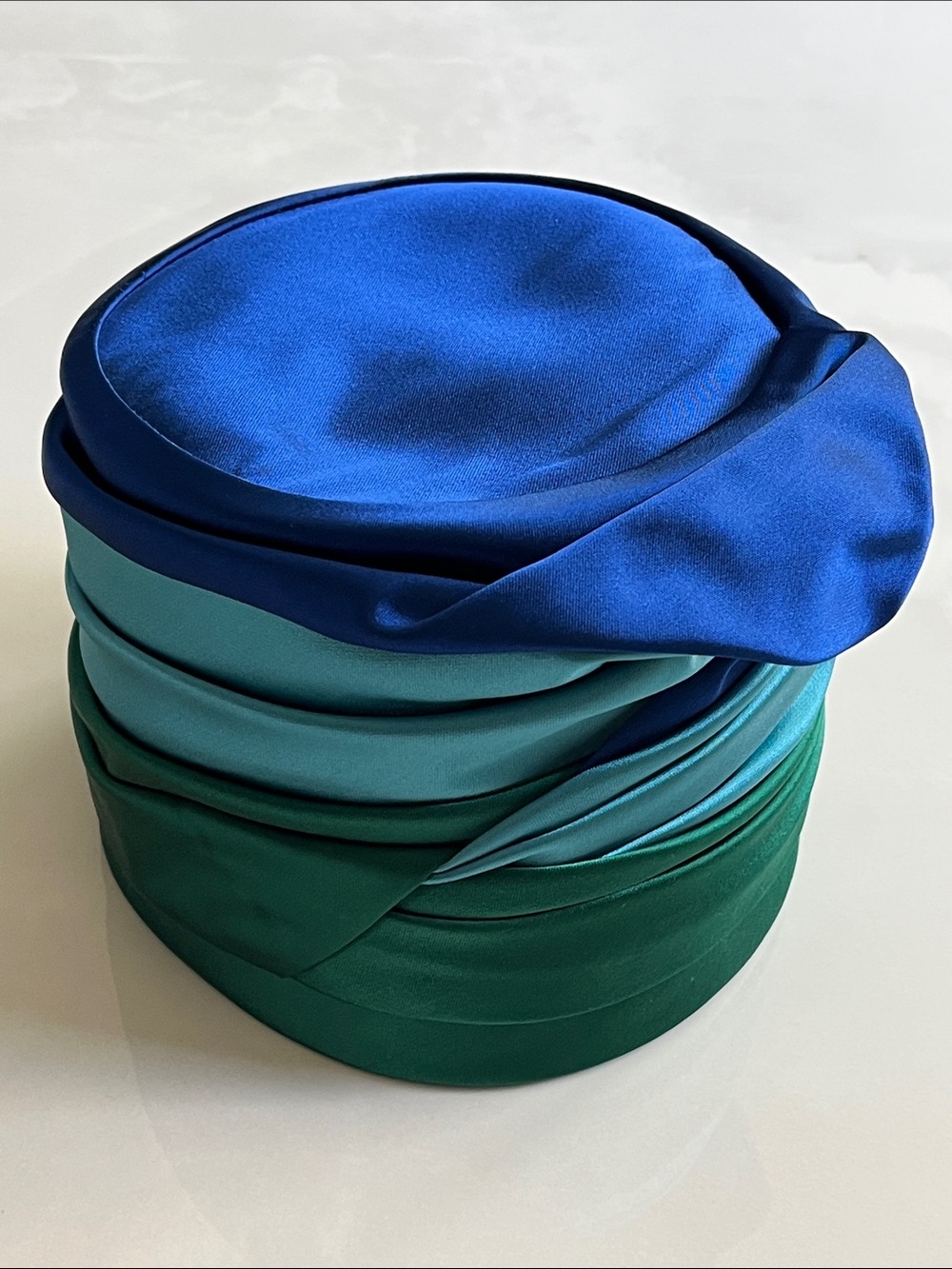 Elsa Schiaparelli 1950’s Hat. Ombré Silk Satin Toque + Original Hat Box. Paris. - Picture 8 of 13